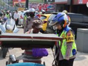 Kapolres Subang AKBP Sumarni Bagikan Ratusan Paket Sembako Kepada PKL dan Tukang Becak POlres-Subang.jpg