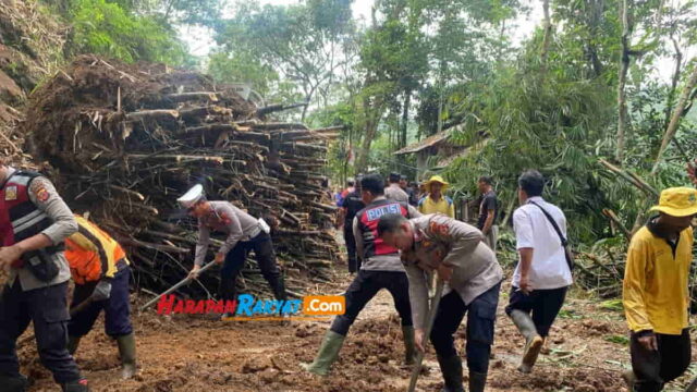 Pemotor-Terjebak-Longsoran-Rumpun-Bambu-di-Tasikmalaya.jpg