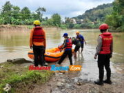 BPBD Kota Banjar Bantu Pencarian Korban Terseret Arus Sungai Cibaruyan Pencarian-korban-terseret-arus-sungai-Cibaruyan.jpg