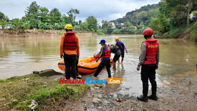 Pencarian-korban-terseret-arus-sungai-Cibaruyan.jpg