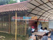 Siswa SD di Tasikmalaya Terpaksa Belajar di Tenda Darurat, Ini Kata Disdik Siswa-SD-di-Tasikmalaya-Terpaksa-Belajar-di-Tenda-Darurat.jpg