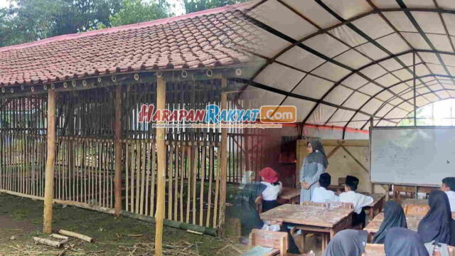 Siswa-SD-di-Tasikmalaya-Terpaksa-Belajar-di-Tenda-Darurat.jpg