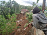 Tak Bisa Beraktivitas, Warga Parungponteng Tasikmalaya Minta Jalan Ambles Segera Diperbaiki Tak-Bisa-Beraktivitas-Warga-Parungponteng-Tasikmalaya-Minta-Jalan-Ambles-Segera-Diperbaiki.jpg