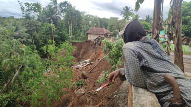 Tak-Bisa-Beraktivitas-Warga-Parungponteng-Tasikmalaya-Minta-Jalan-Ambles-Segera-Diperbaiki.jpg