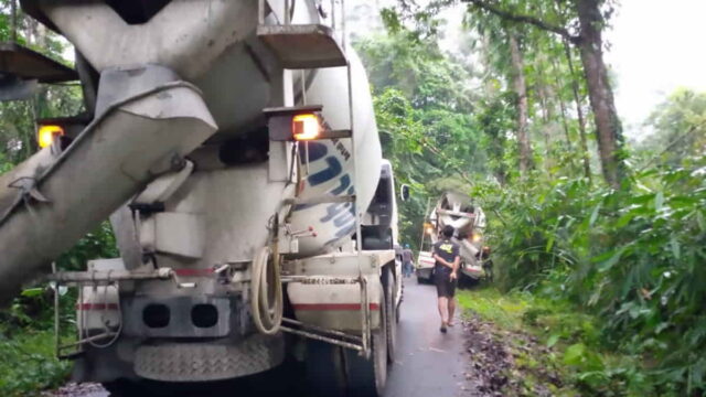 Truk-Molen-Terperosok-di-Pangandaran.jpg