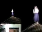 Seorang Wanita Naik Genteng Viral, Diduga Kesurupan Jin Sungai Odeng Wanita-di-Atas-Genteng.jpg