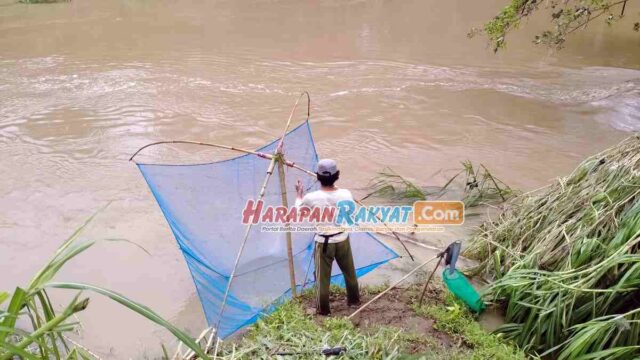 Warga-Banjarsari-Ciamis-Manfaatkan-Banjir-Menjala-Ikan-Pakai-Alat-Tradisional.jpg