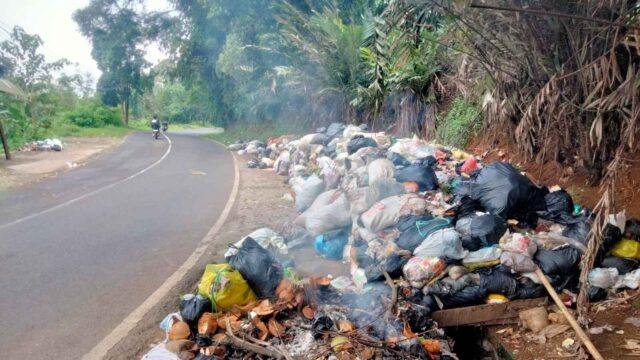sampah-di-Jalancagak-Subang.jpg