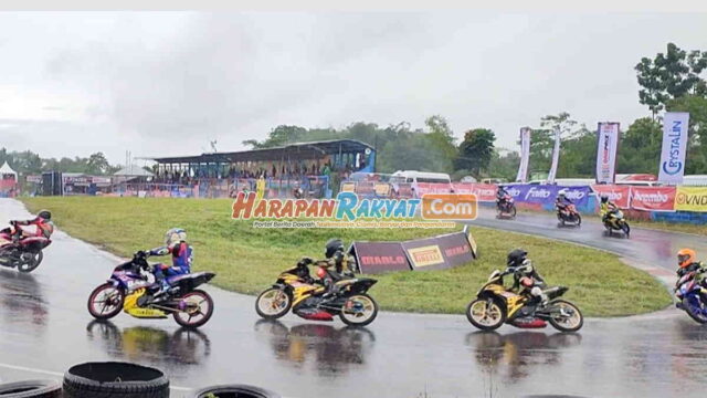 Aksi-Pembalap-Motor-Oneprix-Taklukan-Sirkuit-Bukit-Peusar-Tasikmalaya-saat-Hujan.jpg