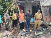 Anggota DPRD Ciamis dari Demokrat Bantu Perjuangkan Perbaikan Rumah Warga yang Ambruk Anggota-DPRD-Ciamis-dari-Demokrat-Bantu-Perjuangkan-Perbaikan-Rumah-Warga-yang-Ambruk.jpeg