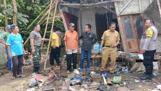 Anggota-DPRD-Ciamis-dari-Demokrat-Bantu-Perjuangkan-Perbaikan-Rumah-Warga-yang-Ambruk.jpeg