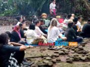 Ziarah ke Astana Gede Kawali Ciamis, Rombongan Pemuka Agama Hindu Bali Gelar Ritual Astana-Gede.jpg