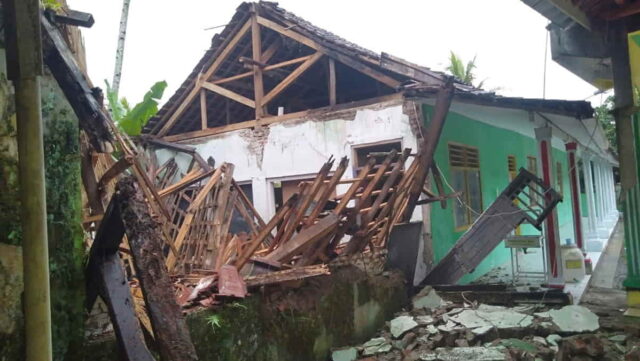 Bangunan-Madrasah-di-Ciamis-Ambruk.jpg