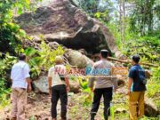Batu Besar Longsor Tutupi Jalan, Dusun Karangwangkal Ciamis Terisolir Batu-Besar-Longsor-Tutupi-Jalan-Dusun-Karangwangkal-Ciamis-Terisolir.jpg