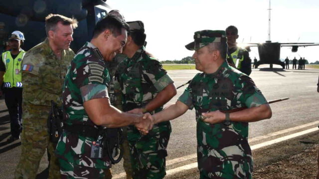 Bersama-Panglima-TNI-Pangdam-I-Bukit-Barisan-Tinjau-Latihan-Serbuan-Pendaratan-Amfibi.jpeg