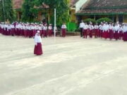 Bocah Perempuan Kelas 1 SD Berani Pimpin Upacara Bendera, Warganet: Keren Banget Bocah-Perempuan-Kelas-1-SD-Berani-Pimpin-Upacara-Bendera.jpg