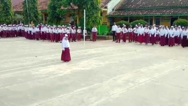 Bocah-Perempuan-Kelas-1-SD-Berani-Pimpin-Upacara-Bendera.jpg
