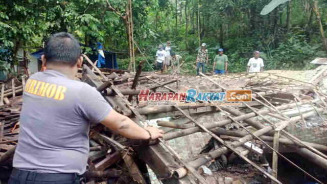 Diduga-Lapuk-Termakan-Usia-Rumah-Warga-Linggasari-Ciamis-Ambruk.jpg