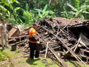 Diguyur Hujan, Rumah Warga Situbatu Kota Banjar Ambruk Diguyur-Hujan-Rumah-Warga-Situbatu-Kota-Banjar-Ambruk.jpg