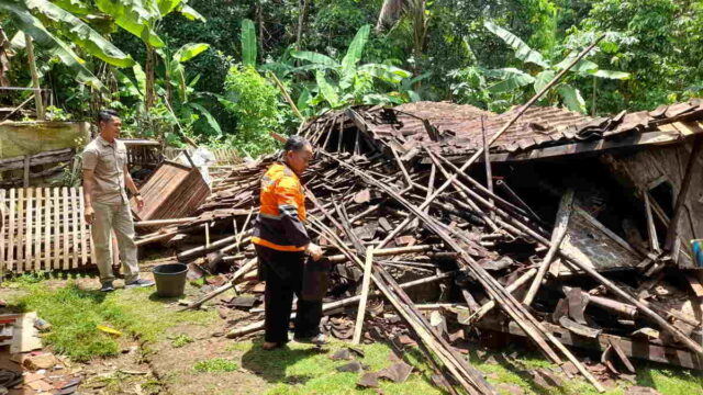 Diguyur-Hujan-Rumah-Warga-Situbatu-Kota-Banjar-Ambruk.jpg