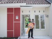 KPR Bersubsidi Wujudkan Mimpi Mitra Gojek Solo Raya Donny-Eko-Prasetyo-mitra-driver-Gojek-dan-keluarga-saat-penyerahan-simbolis-kunci-rumah-Program-KPR-1.jpg