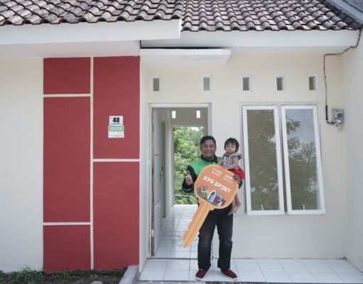 KPR Bersubsidi Wujudkan Mimpi Mitra Gojek Solo Raya Donny-Eko-Prasetyo-mitra-driver-Gojek-dan-keluarga-saat-penyerahan-simbolis-kunci-rumah-Program-KPR-1.jpg