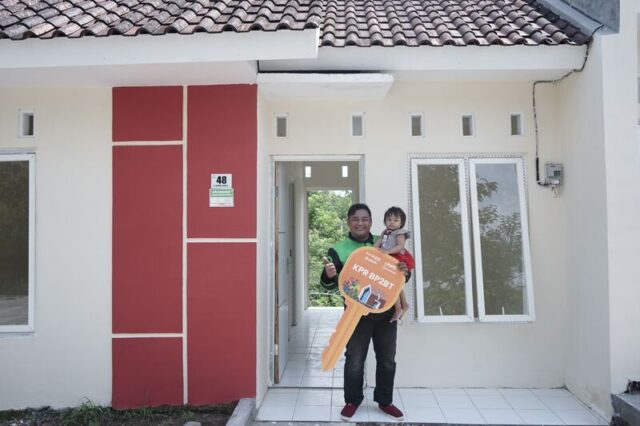 Donny-Eko-Prasetyo-mitra-driver-Gojek-dan-keluarga-saat-penyerahan-simbolis-kunci-rumah-Program-KPR-1.jpg