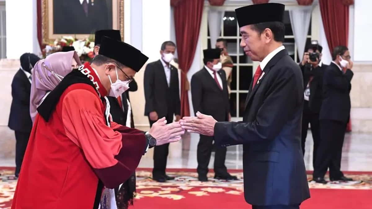 Sah, Jokowi Lantik Guntur Hamzah Sebagai Hakim MK Hari Ini - Suara ...