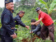 Tanam Pohon di Sukamantri Ciamis, Nanang Permana Ajak Masyarakat Pelihara Ekosistem Alam IMG-20221124-WA0028.jpg