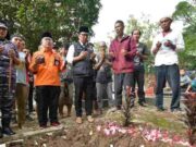 Gubernur Jabar Ikuti Pemakaman dan Doakan Anak Korban Gempa di Cianjur IMG_20221122_214120_0Rj2Yjfa9R_u8QXu5Wx3v.jpeg