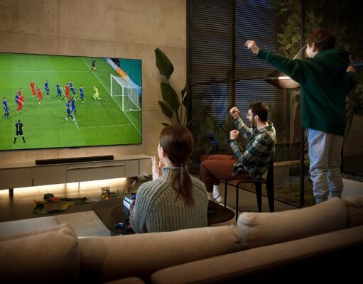 LG Tawarkan Pengalaman Nonton Bola Yang Luar Biasa Keseruan-Menonton-Bola-Didukung-Oleh-Layar-Televisi-Terbaik-TV-OLED-LG_800x534.jpg