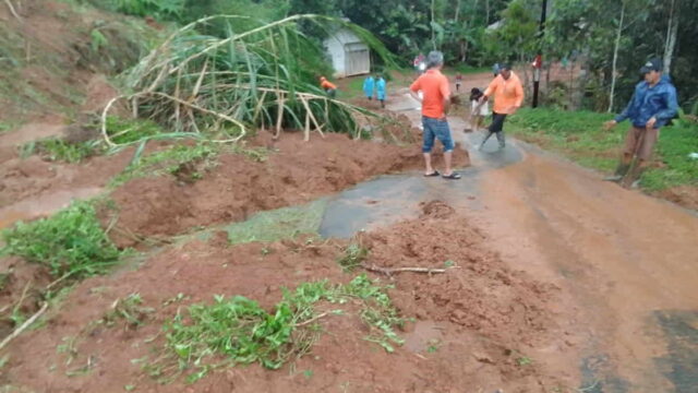 Longsor-tutup-jalan-raya-Bangunjaya-Gunungkelir.jpg