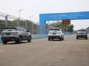 Impresi Berkendara Wuling Almaz Hybrid, Beneran Irit? Media-nasional-mendapatkan-kesempatan-untuk-merasakan-inovasi-dan-juga-performa-Almaz-Hybrid-di-lintasan-Jakarta-International-E-prix-Circuit-JIEC-Ancol-scaled.jpg