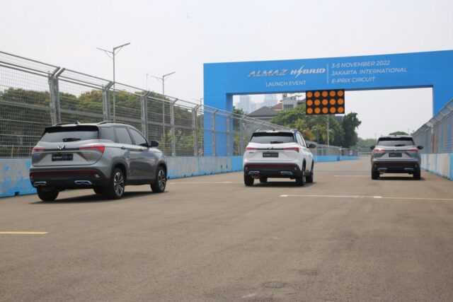 Media-nasional-mendapatkan-kesempatan-untuk-merasakan-inovasi-dan-juga-performa-Almaz-Hybrid-di-lintasan-Jakarta-International-E-prix-Circuit-JIEC-Ancol-scaled.jpg