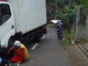 Mobil Box Pengangkut Air Minum Terperosok di Tanjakan Mandalare Ciamis Mobil-Box-Pengangkut-Air-Minum-Terperosok.jpeg