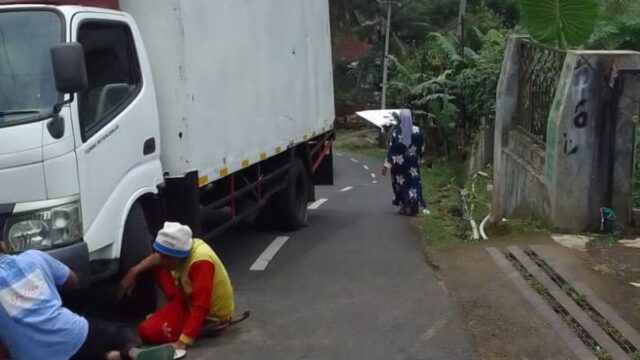 Mobil-Box-Pengangkut-Air-Minum-Terperosok.jpeg