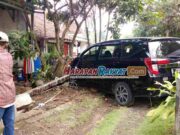 Mobil Seruduk Pagar Rumah di Pamarican Ciamis, Sopir Pingsan Mobil-Hantam-Pagar-Rumah-di-Pamarican-Ciamis.jpg