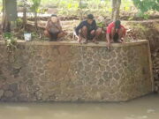 Ikan Melimpah Pasca Banjir, Dawuan Peusing Ciamis Diserbu Pemancing Pemancing.jpg