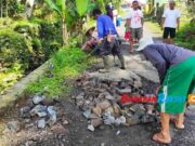 Khawatir Terjadi Kecelakaan, Warga di Ciamis Ini Perbaiki Jalan Secara Swadaya Perbaiki-jalan.jpg