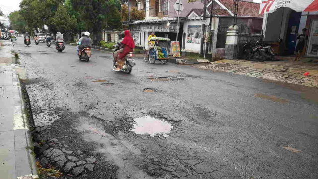 Rusak-Parah-Jalan-Perintis-Kemerdekaan-Kota-Banjar-Akan-Segera-Diperbaiki.jpg