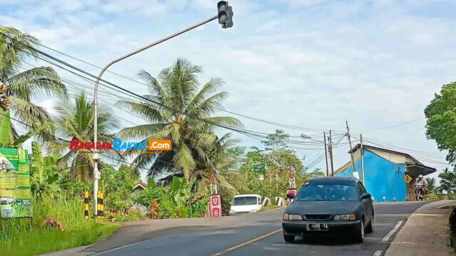 Traffic-Light-di-Persimpangan-Desa-Selamanik-Ciamis-Tak-Berfungsi.jpg