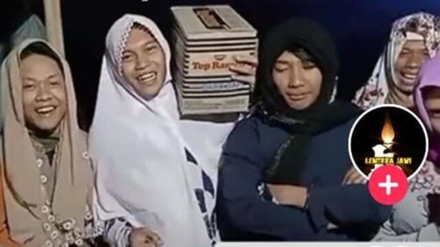 Viral-Bapak-bapak-Korban-Gempa-di-Cianjur-Pakai-Daster-dan-Kerudung.jpeg
