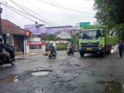 Warga Kota Banjar Keluhkan PJU Mati dan Jalan Rusak Parah Warga-Kota-Banjar-Keluhkan-PJU-Mati-dan-Jalan-Rusak-Parah.jpg