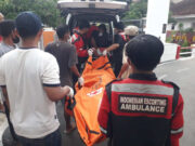 Perempuan di Subang Ditemukan Tewas di Rumahnya evaluasi-mayat-ke-mobil-ambulan.jpg