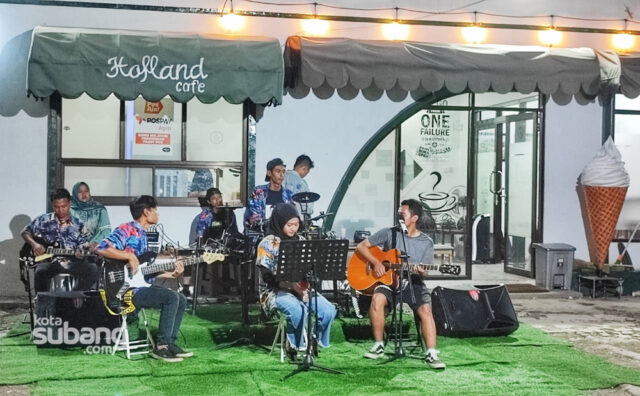 hofland-cafe-subang-copy.jpg