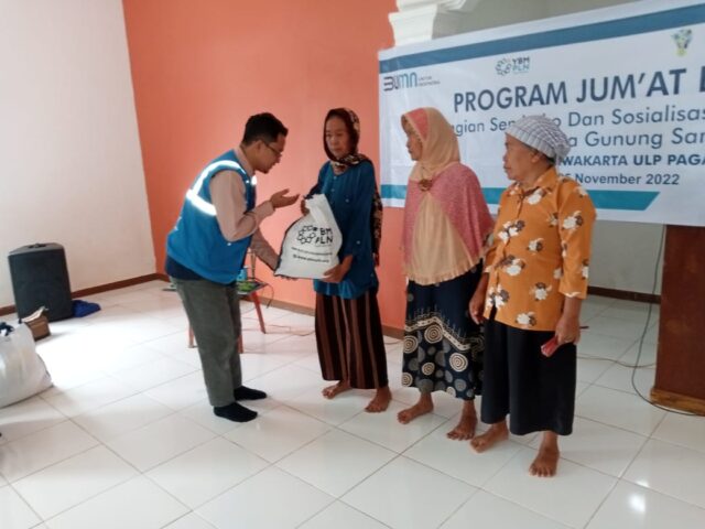 pln-pagaden-bagikan-sembako.jpg
