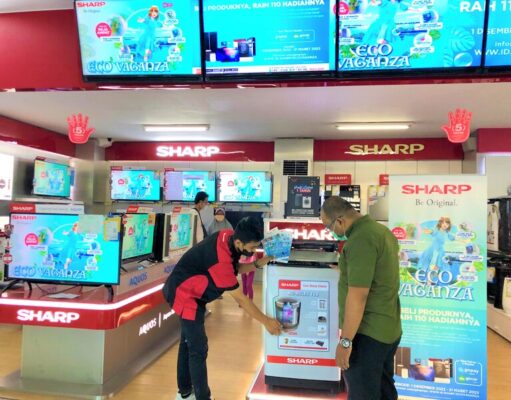 Angkat Tema Lingkungan Sharp Lovers Day Kembali hadir Manjakan Konsumen Setia Indonesia 056-Foto-3-Konsultan-Sharp-menjelaskan-mengenai-produk-Sharp-kepada-konsumen-1.jpg