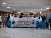 Sharp Indonesia Sponsori 24 Jemaah Umroh 060-Foto-1-Perwakilan-Sharp-Indonesia-mengantarkan-keberangkatan-para-pemenang-Umroh-Gratis.jpg