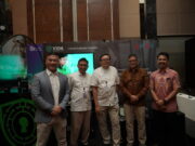 UU PDP dan Kesadaran Masyarakat Jadi Kunci Meningkatkan Digital Trust Adrian-Anwar-Chief-Revenue-Officer-VIDA-kiri-pertama-Imansyah-Deputi-Komisioner-OJK-Institute-dan-Keuangan-Digital-kiri-kedua-Triyono-Gani-Kepala-Eksekutif-Group-Inovasi-Keuangan-Digital-kiri-ketiga-1.jpg