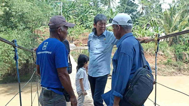 Anggota-DPRD-Ciamis-dari-Partai-Demokrat-Bantu-Warga-Perbaiki-Jembatan-Putus.jpeg